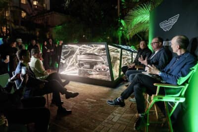 Reflections of Speed：格式高いホテル「シャトー・マーモント」のプールサイドで披露された