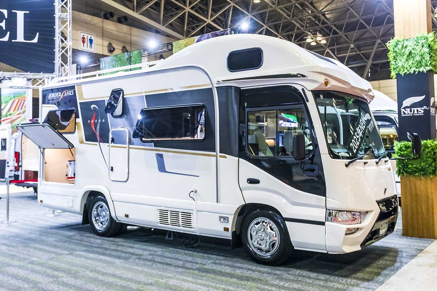 01_AMW_20250321_nuts_border-