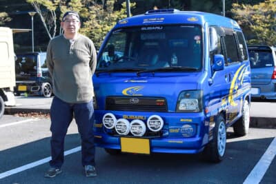 2005年式のスバル 6代目 サンバーと、オーナーの中村恭也さん