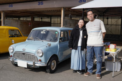 初となる「ミニ カーブーツ ミーティング」を企画した辻 宣行さん。当日は妻の陽子さんが受付を担当してくれるなどバックアップ。たくさんのクラシック・ミニのオーナーを楽しませてくれた