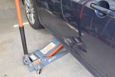 ジャッキアップは、タイヤが地面から少し離れた程度で十分だ