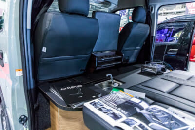 FEEL グロリアスVer. III ライトキャンピング：フロントシート背面のデッキテーブルの中に、簡易的なコンロやシンクなどを全て集約している