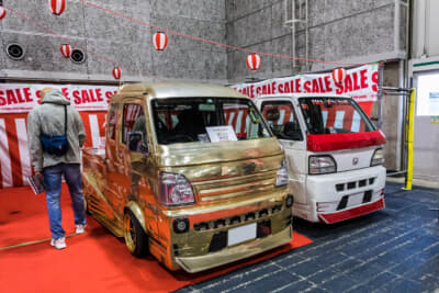 大阪オートメッセ2025のはろーすぺしゃる出展ブース：ド派手なカスタム軽トラがズラリと並ぶ