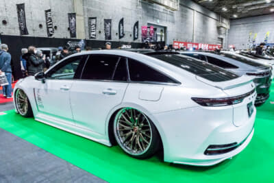 P's×Duexの製作したトヨタ クラウンセダン:IDEALのエアサスキットを装着し、Duexのショートナックルを併用することで、車高はノーマル比6インチ(約15cm)のダウンを実現