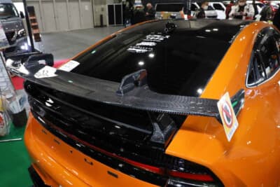 トヨタ プリウス:GTウイングはカーボン製のバーチカルマウントを採用していて格好良い