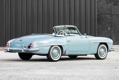 15万6000ドル（邦貨換算約2430万円）で落札されたメルセデス・ベンツ「190SL ロードスター」（C）Bonhams