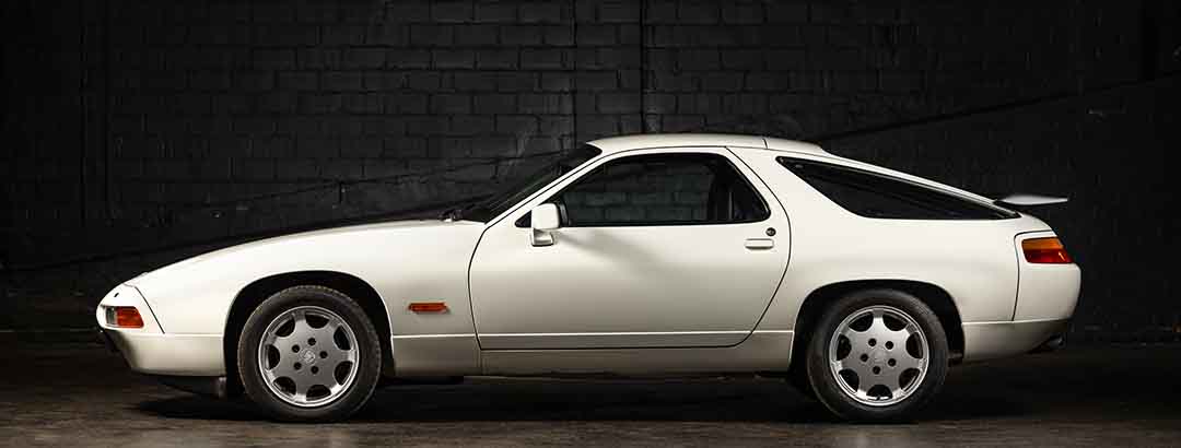 約2300万円はポルシェ「928」としては大健闘!? わずか5台のみ生産された「928 S4 クラブスポーツ プロトタイプ」は「デレック・ベル」の愛車でした