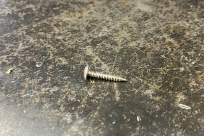 太めの木ネジがブスリと刺さっていた。コンパウンドが柔らかいタイヤはネジや釘を拾いやすいそう。今後は、縁石に寄せることをためらってしまう