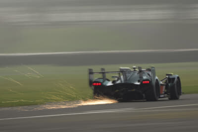 ロレアート クロノグラフ アストンマーティン エディションは、アストンマーティン ヴァルキリーにも使用したグレード5チタンを採用している