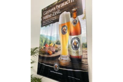 ビールとお肉のポスターに食欲がわきます。会場内にはさまざまな軽食コーナーがあります