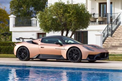 マセラティ GT2 ストラダーレ：最高速度324km/hを誇る