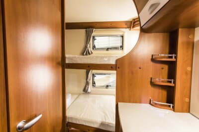フジカーズジャパン ノヴァ タイプW：常設の2段ベッドが設置されており、ベッドとしてだけでなく、キャンプギアの収納スペースとしても活用可能