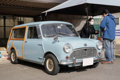 辻さんの愛車は1964年製のオースティン ミニ カントリーマンという、後部に木枠のあるエステートモデルだ