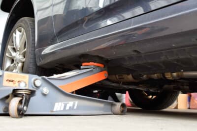 ボディ下部のタイヤから遠くないところで、フレームに切り込みが入ったポイントがある