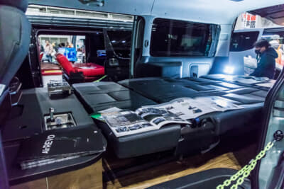 FEEL グロリアスVer. III ライトキャンピング：全長2.7mという広大なフラットスペースを確保している