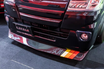 K-BREAKのダイハツ ハイゼットジャンボ 前期型：フロントバンパーには懐かしいスタイルのチンスポイラーが装着される