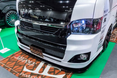 レガンス ハイエース ファインテックツアラー コンプリートカー：レガンスのフロントフルバンパー＋フロントフリッパーを装着