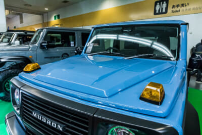 スズキ ジムニーシエラ MUDRON VINTAGE：コーナーにウインカーが備わる専用ボンネット