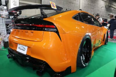 トヨタ プリウス:車体フォルムを崩さず、流れるようなデザインのオーバーフェンダーを装着。すべて新たに作り出した鉄板によって表現する