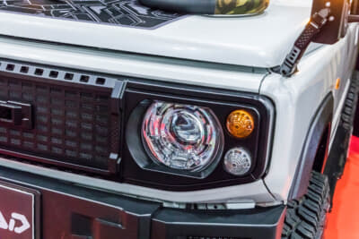 J-ROADのスズキ ジムニー:グリルの外側に丸いスモールランプとウインカーが備わる