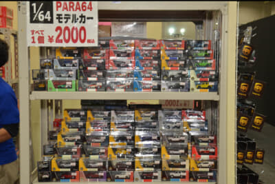 昨今ではその手軽なサイズと価格から、小さな1/64スケールのミニカーが世界的にも大きなボリュームゾーンとなっている