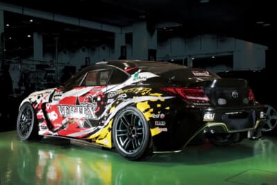 MID RACING R26は、クリスタルブラックとディープチタンシルバーの2色をラインアップ。装着しているのはディープチタンシルバー