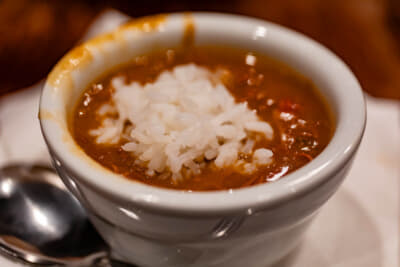 ザリガニを煮込んだスープにライスが入ったガンボ。ケイジャン料理の代表