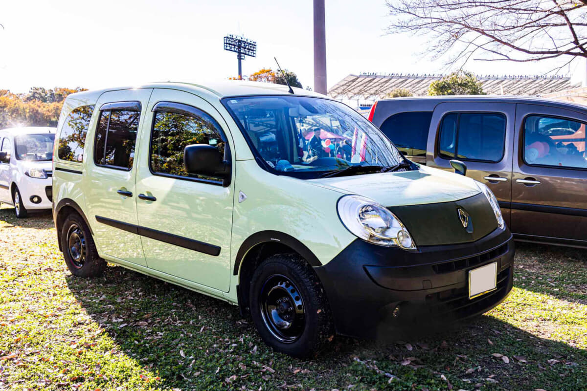 ルノー カングー クルール：グリーン系の「ヴェール パステル」をまとった2012年の限定モデル