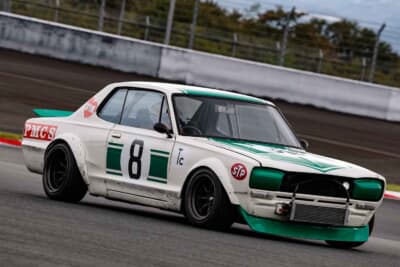 日産スカイライン2000GT：富士スピードウェイを走るホワイト×グリーンのハコスカ（長谷見昌弘選手レプリカ）