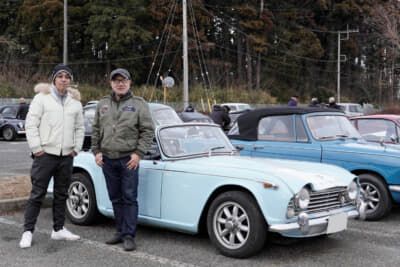 1965年製トライアンフ TR4A:ニューイヤーラリーには4回目の出場という相川広之さん(右)と、コ・ドライバーを務めるトライアンフ仲間の松澤さん(左)