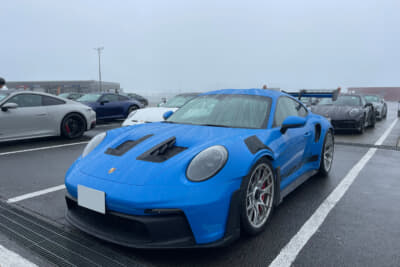 富士スピードウェイで出会った992 GT3RSは、雨の中を自走＆ウエットコンディションでサーキット走行。女性オーナーさんでした。同じくPSC2タイヤを装着。高速道路は法定速度程度で走ったが不安なしとのこと