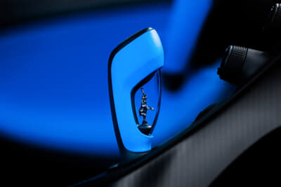 ブガッティ W16ミストラル：レンブラント・ブガッティが作成した象徴的な作品「踊る象」がギアレバー内に埋め込まれている