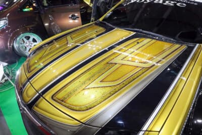 クライスラー 300C SRT8：一部にパールや大小さまざまなフレークを織り交ぜることで、よりボディ全体が輝くようにも工夫している