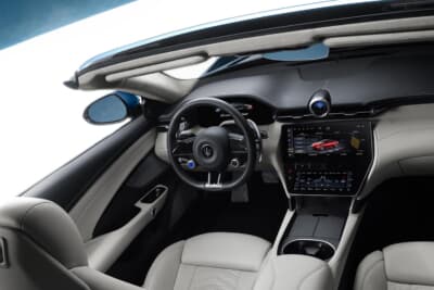 マセラティ グランカブリオ トロフェオ ONE of ONE–THE I.C.E.:アイスカラーのレザーインテリア