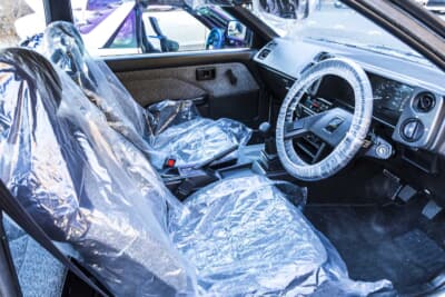 トヨタ カローラレビン GT:ディーラーで納車前に装着しているシートカバーやステアリングカバーを被せている