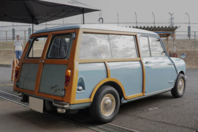 辻さんの愛車は1964年製のオースティン ミニ カントリーマンという、後部に木枠のあるエステートモデルだ