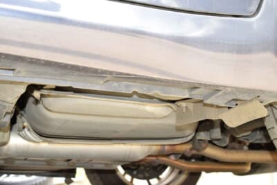 ジャッキアップポイントは、ボディ下部のタイヤから遠くないところで、フレームに切り込みが入ったポイントがある