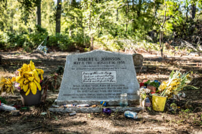 小さな墓石の前に供物が散乱していた