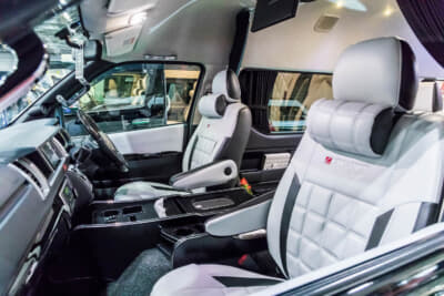 レガンス ハイエース ファインテックツアラー コンプリートカー：より豪華な見た目になるだけでなく、乗り心地も向上することができるワッフルシートカバーを装着