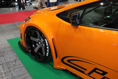 トヨタ プリウス:車体フォルムを崩さず、流れるようなデザインのオーバーフェンダーを装着。すべて新たに作り出した鉄板によって表現する