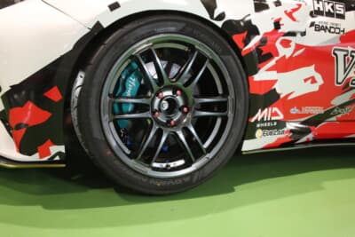 MID RACING R26に、赤いナットを装着することで、ボディカラーとのコーディネートも完璧だ