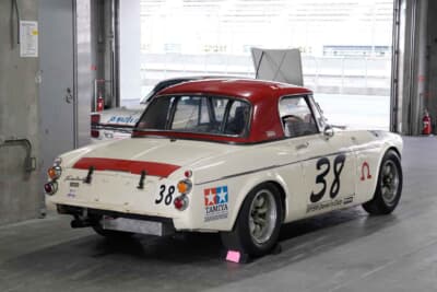 ダットサン フェアレディ2000：外国車勢とトップ争いを繰り広げつつ優勝したSR311型フェアレディがモチーフ