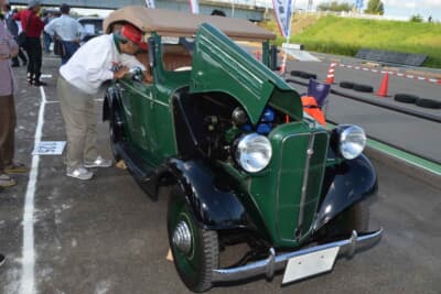 ダットサン フェートン：フロントグリル中央を貫くように、太めの縦バーが入っているのが特徴だ