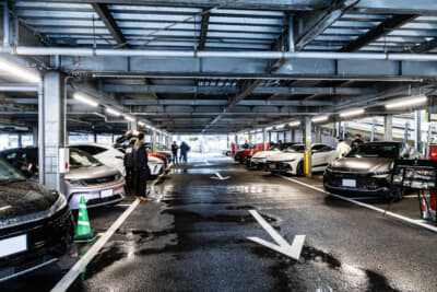 モーニングミーティングは毎回テーマが変更され、今回のテーマはトヨタ クラウン 当日はあいにくの雨だったため、旧車の参加は難しかったようだ