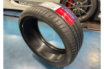 パイロットスポーツ カップ2のニュータイヤ。履いていたタイヤと比べると溝はけっこうしっかり入ってます。はたして距離はどれくらい持つだろうか