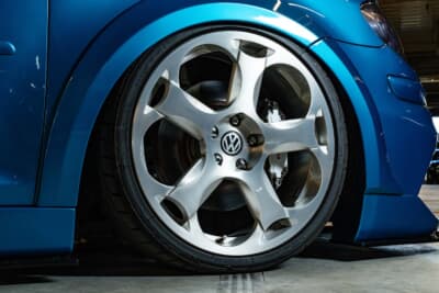 ガヤルド純正のフロントホイールを装着するVW ゴルフ トゥーラン