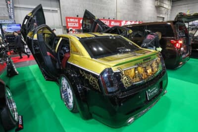 クライスラー 300C SRT8：4枚のガルウイングドアは、ヴォヤージュのカスタムへの挑戦を意味している