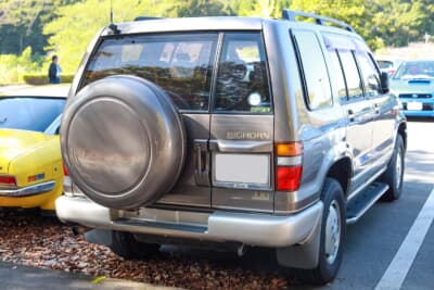 いすゞ 2代目 ビッグホーン ハンドリングバイロータス：7人乗り3列シートのロングホイールベースにより、ボディサイズも迫力あり