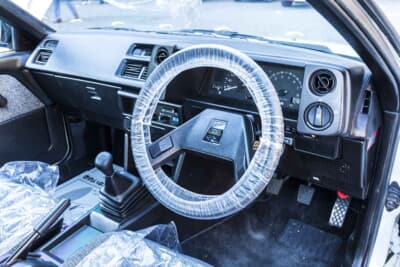 トヨタ カローラレビン GT:ステアリングは純正品を装着