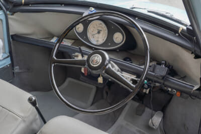 辻さんのオースティン ミニ カントリーマンの内装は基本的にオリジナル状態。メーターはそれぞれホワイトの文字盤に変更されている。エンジンは1300ccへと換装されており趣味のキャンプでの大量積載でもパワフルに走ってくれるそうだ